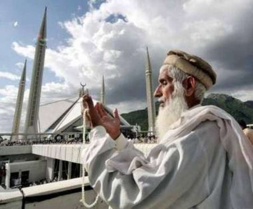 اسلام آباد،جمعتہ الوداع کے موقع پر فیصل مسجد میں‌نماز جمعہ ..