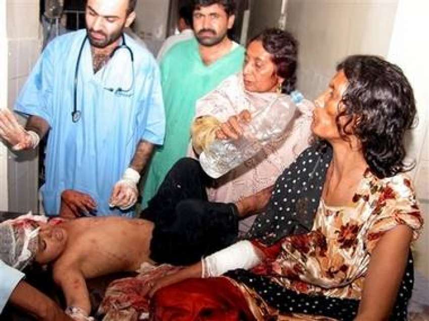 پشاور، بم دھماکے میں زخمی ہونے والی خواتین اور بچوں کو ہسپتال ..