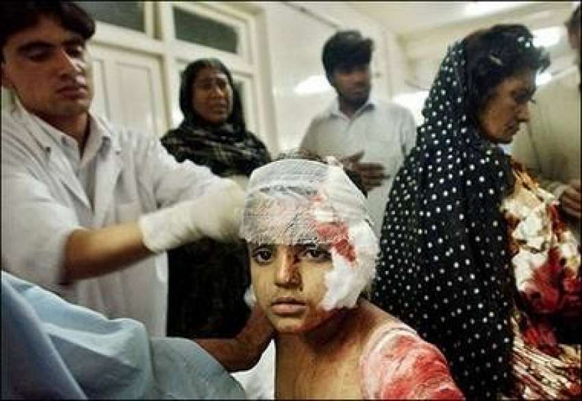 پشاور، بم دھماکے میں زخمی ہونے والے ایک بچے کو طبی امداد ..