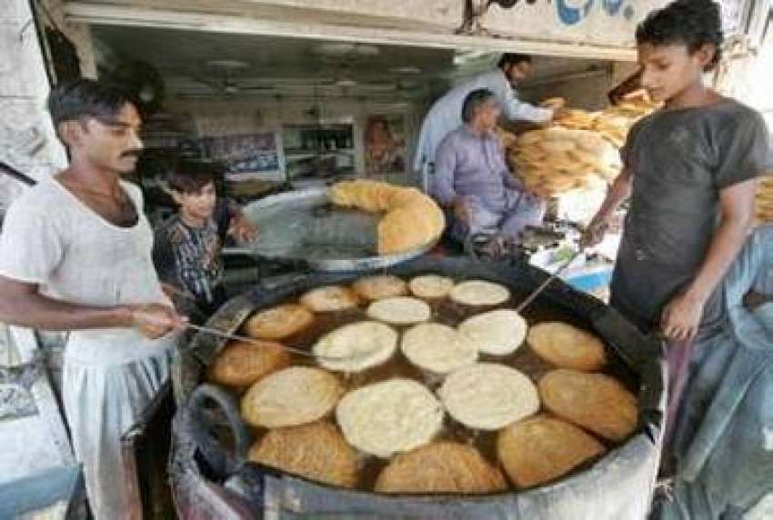 لاہور، ایک دوکاندار عید کے لئے پھنوئیاں تیار کر رہا ہے۔