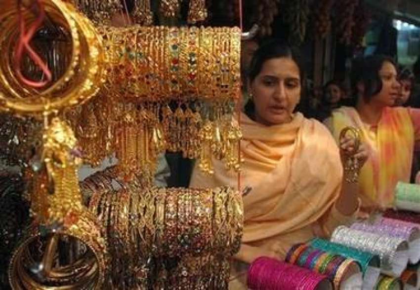 لاہور، ایک خاتون عید کے لئے چوڑیاں خرید رہی ہے۔