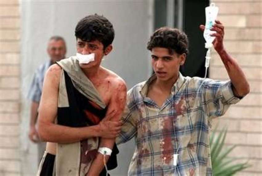 بغداد، ایک عراقی شہری ہسپتال سے فارغ ہونے والے اپنے زخمی ..