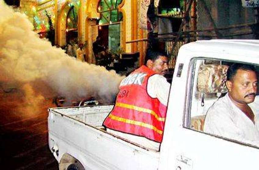 کراچی، شہر میں‌ ڈینگی وائرس سے بچائو کے لئے سپرے کیا جا ..