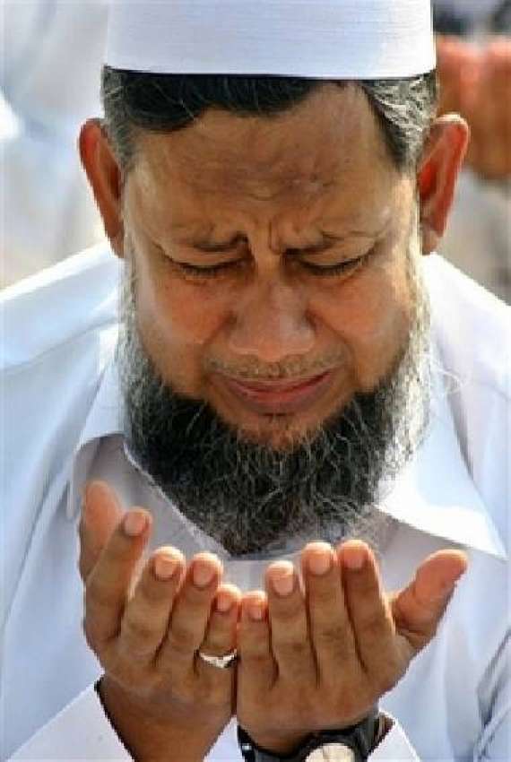 کلکتہ،ایک بھارتی مسلمان نماز عید کے بعد دُعا مانگ رہا ہے۔