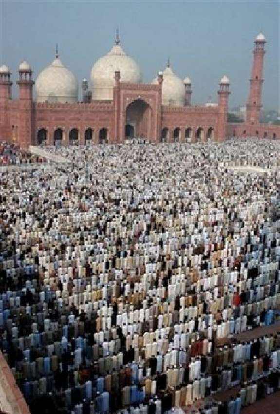 لاہور، بادشاہی مسجد میں لاکھوں لوگ نماز عید ادا کر رہے ہیں۔