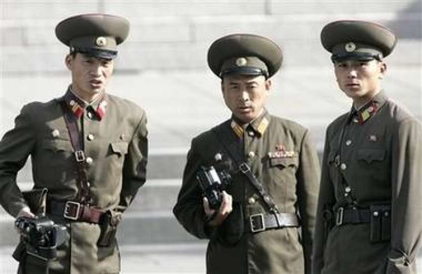 جنوبی کوریا کے فوجی شمالی کوریا کے ایک سرحدی علاقے کی نگرانی ..