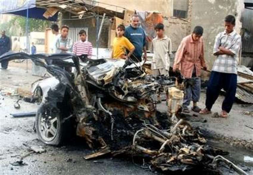 بغداد، عراقی بچے طاقتور بم دھماکے میں تباہ ہونے والی گاڑی ..