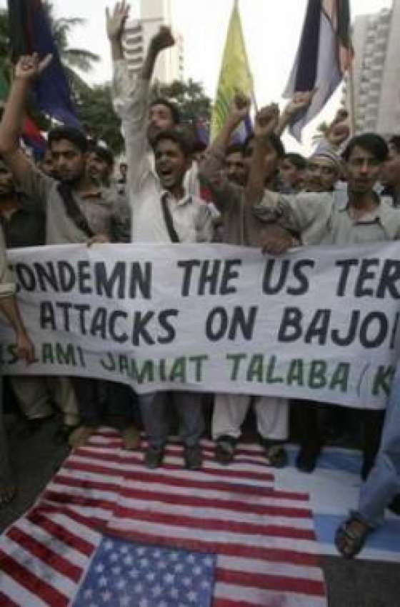 کراچی، باجوڑ میں فوجی کاروائی کے خلاف مظاہرین احتجاج کر ..