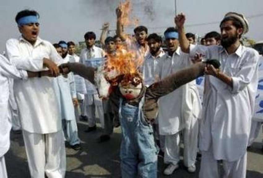 پشاور، باجوڑ اپریشن کے خلاف مظاہرین امریکی صدر بش کا پتلا ..