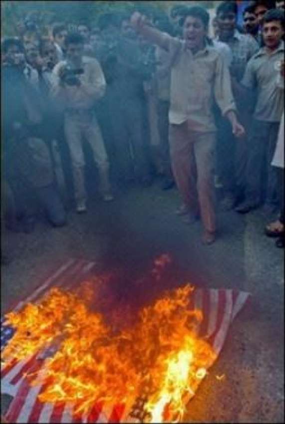 کراچی، باجوڑ اپریشن کے خلاف مظاہرین امریکی پرچم نذر آتش ..