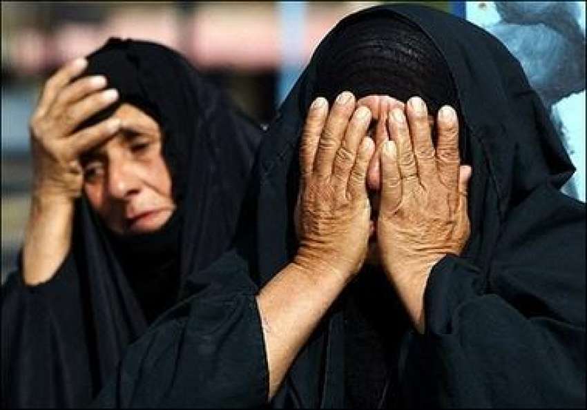 بغداد، عراقی خواتین سینٹرل جیل کے باہر اپنے پیاروں‌ کی ..