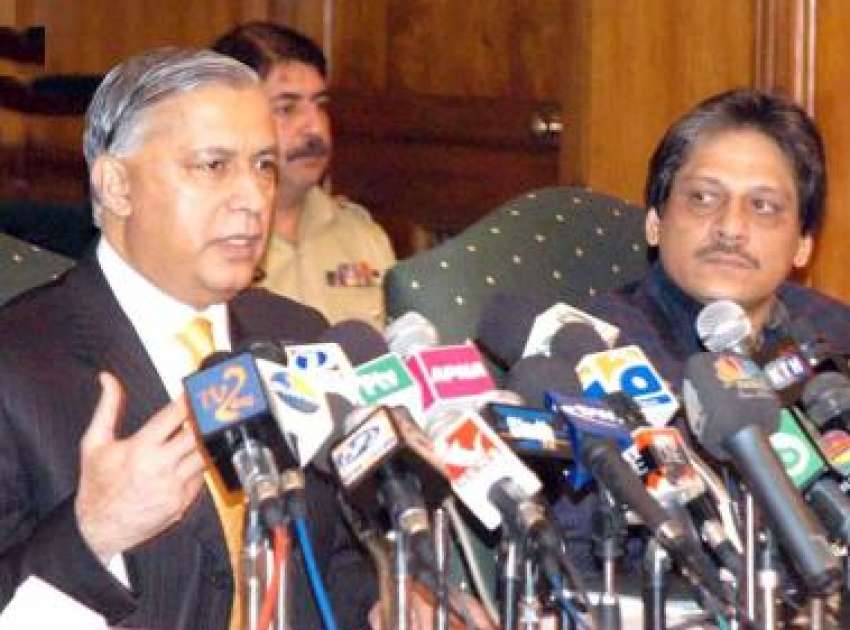 کراچی، وزیر اعظم شوکت عزیز پر ہجوم پریس کانفرنس سے خطاب ..