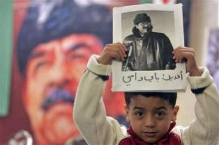 بغداد، ایک بچہ صدام حسین کی تصویر اٹھائے انکی سزائے موت ..