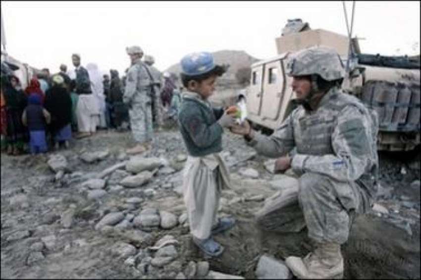 کابل، نیٹو فوجی افغان بچوں کو کھلونا بندوق سے نہ کھلینے ..