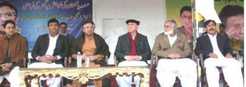 ڈیرہ اسماعیل خان،صدر جنرل مشرف عوامی جلسے میں‌سٹیج پر بیٹھے ..