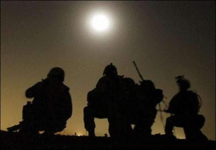 بغداد،امریکی فوجی رات کی تاریکی میں عراقی انتہا پسندوں ..
