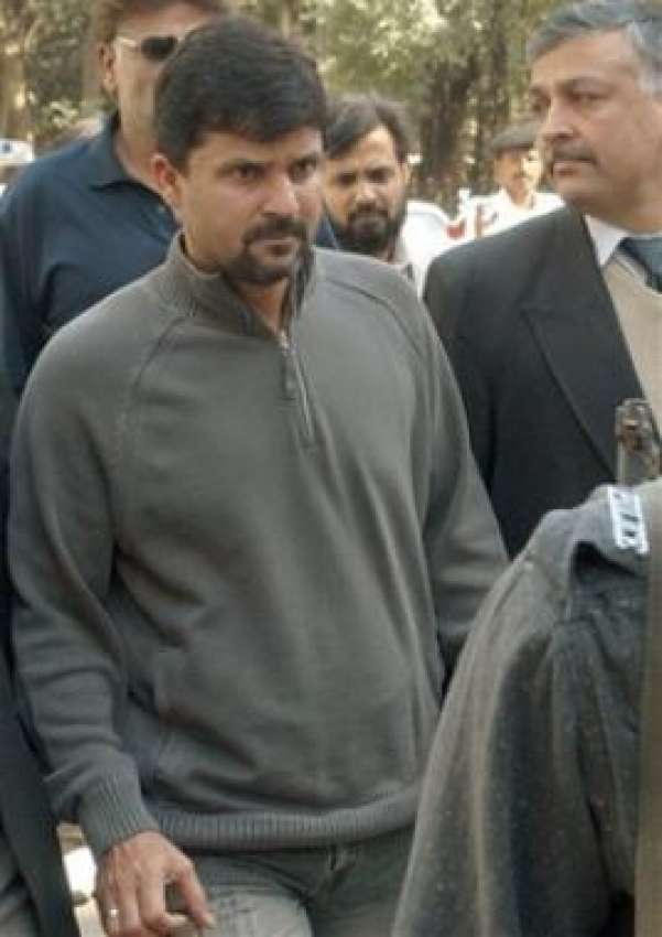 کراچی، سابق کرکٹر معین خان کو پولیس نگرانی میں عدالت میں ..