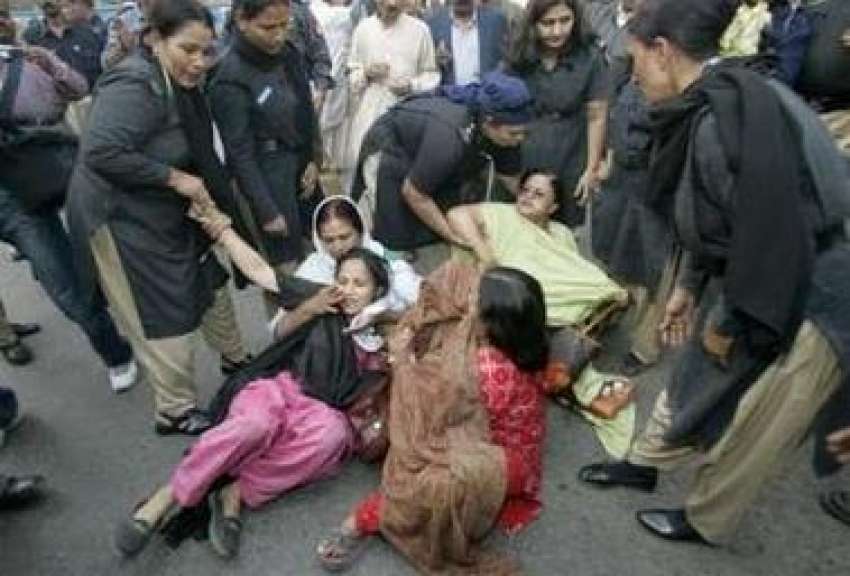 کراچی`پولیس پیپلز پارٹی کی مظاہرہ کرنے والی خواتین کو گرفتار ..