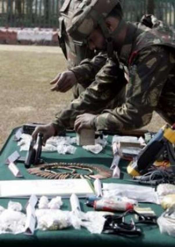 اُوڑی،بھارتی فوجی مبینہ دہشتگردوں سے پکڑا جانے والا اسلحہ ..