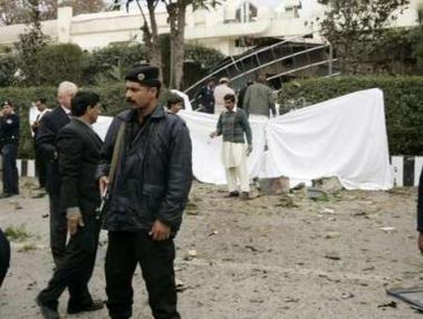 اسلام آباد،پولیس اہلکار میریٹ ہوٹل میں‌خود کش حملے کی جگہ ..