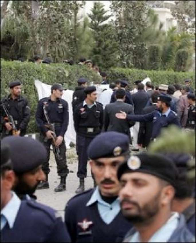 اسلام آباد،پولیس اہلکار خود کش بم حملہ کی جگہ کو سیل کر رہے ..