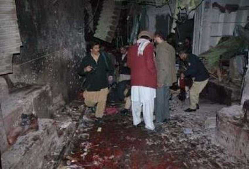 پشاور،پولیس اہلکار بم حملے کی جگہ کا معائنہ کر رہے ہیں۔