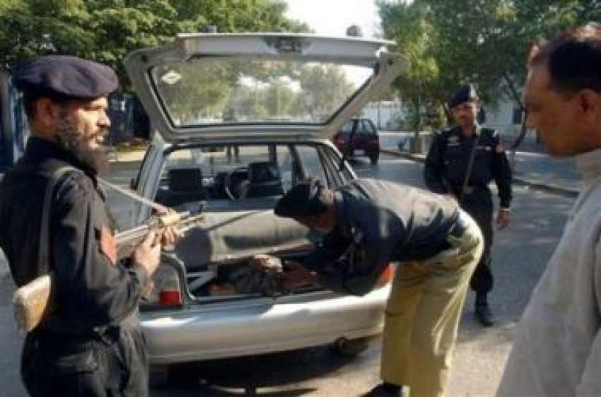 کراچی، شہر میں سکیورٹی سخت کئے جانے کے بعد پولیس اہلکار ..