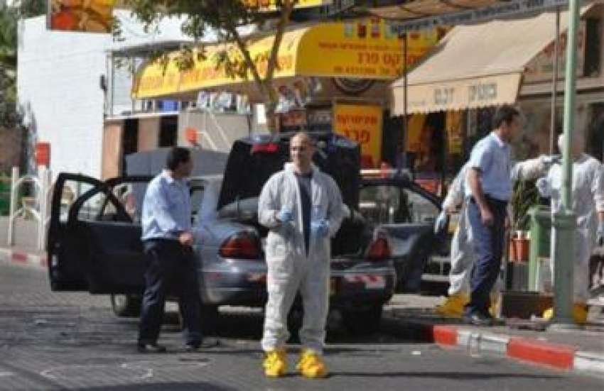 اسرائیل،پولیس اور بم ڈسپوزل اہلکار خود کش بم حملہ کی جگہ ..