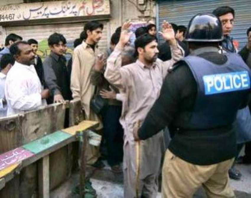 کراچی، پولیس اہلکار عاشورہ کے جلوس میں‌ شرکت کرنے والوں ..