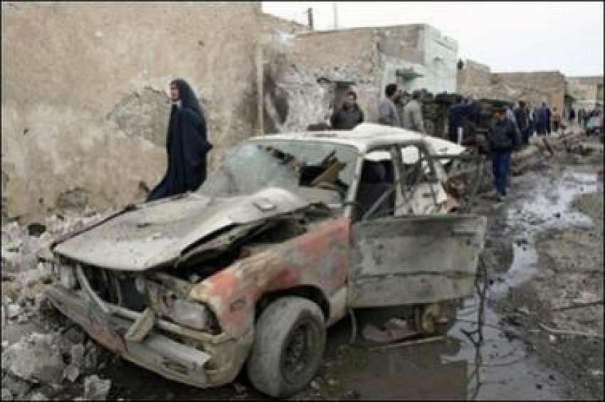 کرکوک،عراقی خواتین بم دھماکے میں تباہ ہونے والی گاڑی کے ..