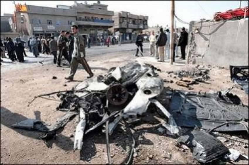 بغداد، عراقی شہری کل بم دھماکے میں تباہ ہونے والی گاڑی کا ..
