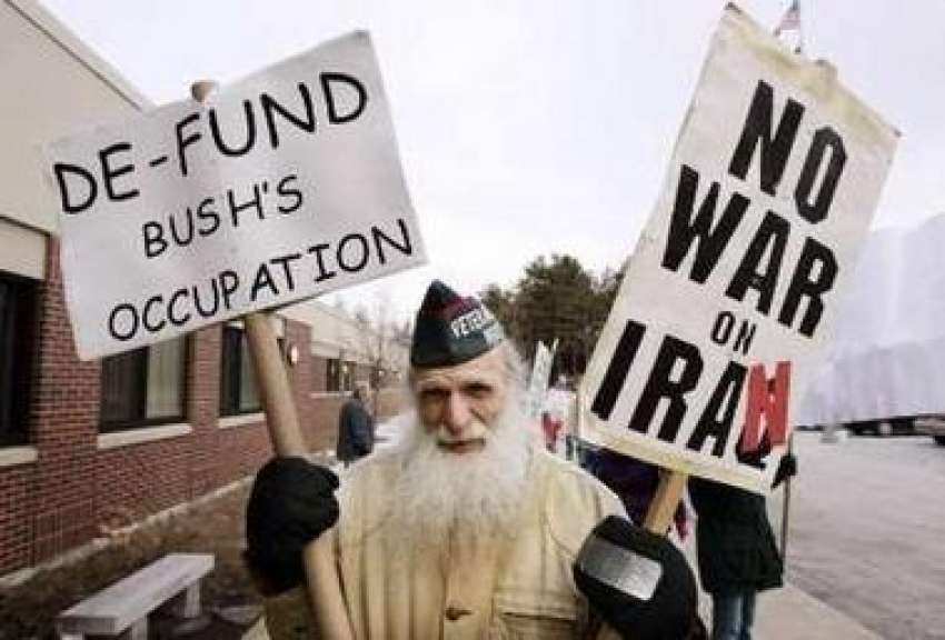 نیوہیمپشائر،ایک شخص عراق پر امریکی حملے کیخلاف احتجاجی ..