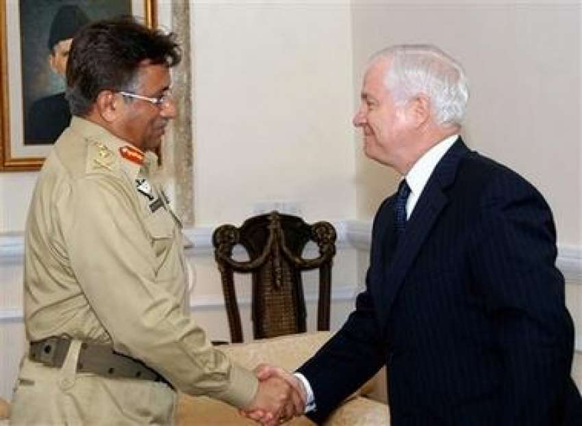 راولپنڈی،صدر جنرل مشرف امریکی وزیردفاع رابرٹ گیٹس سے مصافحہ ..