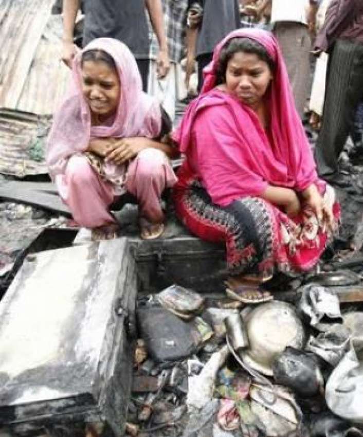 ڈھاکہ،پاکستانی مہاجر خواتین کیمپ میں‌آگ لگنے کے بعد جلے ..