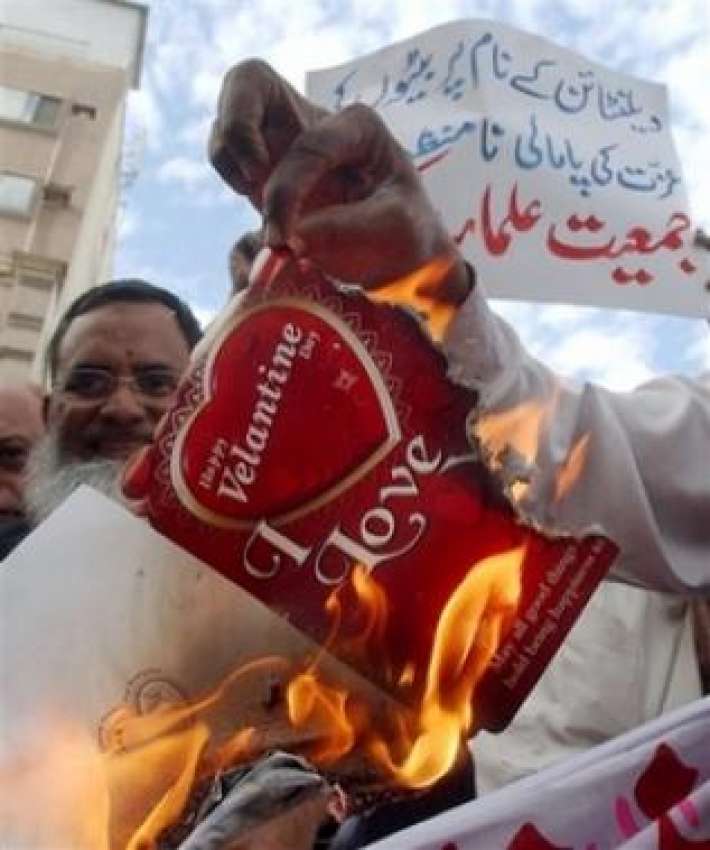 کراچی، جمعیت علمائے اسلام کے کارکن ویلنٹائن ڈے کے کارڈز ..