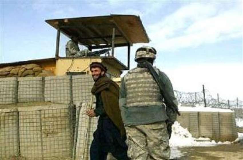 کابل، ایک افغان شہری مقامی چیک پوسٹ‌ پر امریکی فوجیوں کو ..