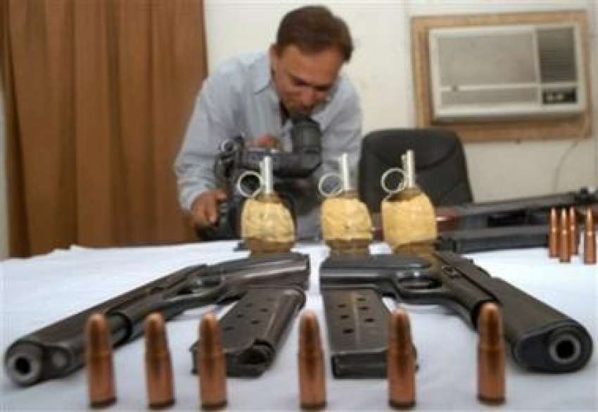 کراچی،ایک صحافی گرفتار 3القاعدہ کارکنوں سے برآمد اسلحہ ..