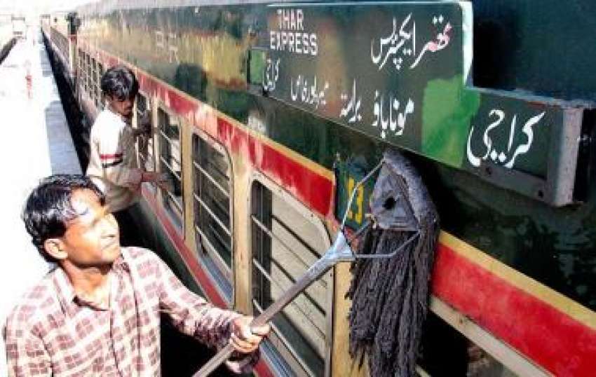 کراچی،ریلوے اہلکار کراچی سے مونابائوچلنے والی تھر ایکسپریس ..
