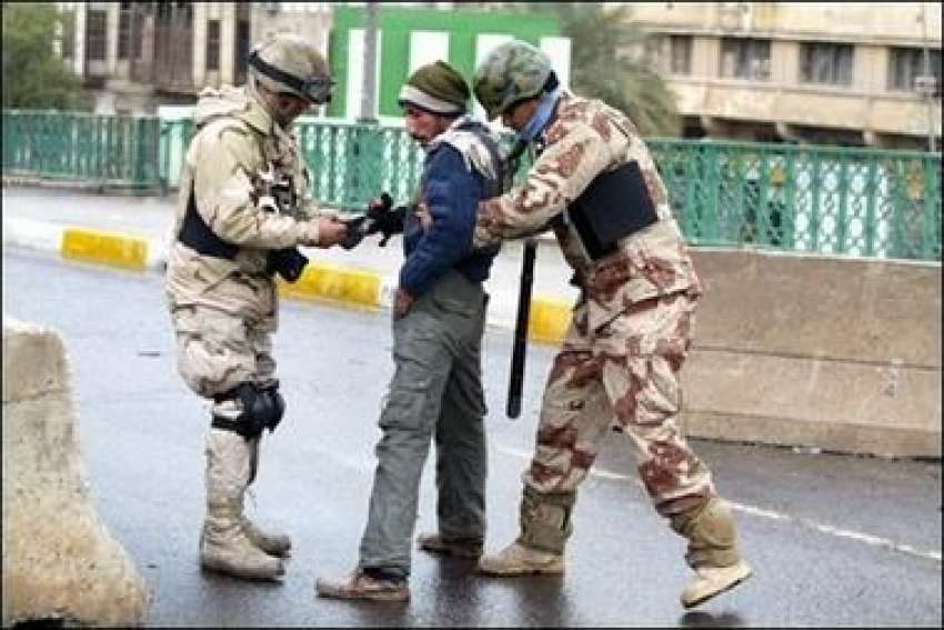 بغداد ،عراقی فوجی چیک پوائنٹ پر ایک عراقی شہری کی تلاشی ..