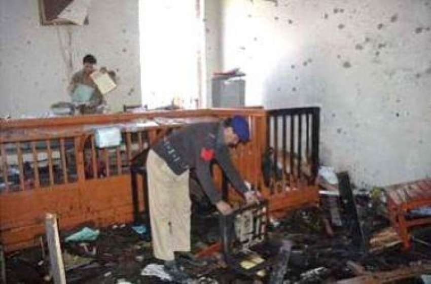 کوئٹہ، پولیس اہلکار بم دھماکے سے تباہ ہونے والے کمرہ عدالت ..