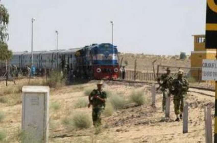 بھارتی فوجی پاکستان بھارت مشترکہ سرحد پر پیٹرولنگ کر رہے ..