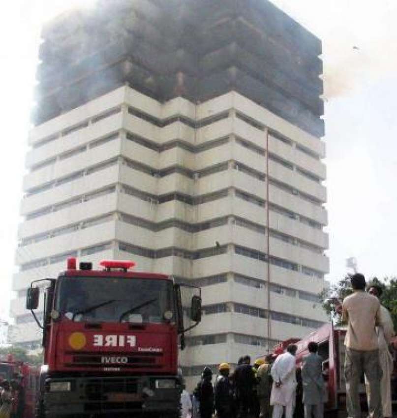 کراچی،پی این ایس بلڈنگ کے بالائی فلور میں آگ لگی ہوئی ہے ..