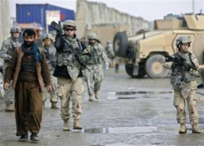 امریکی فوجی بگرام ائیربیس پر خودکش حملے کےبعد پہرہ دے رہے ..