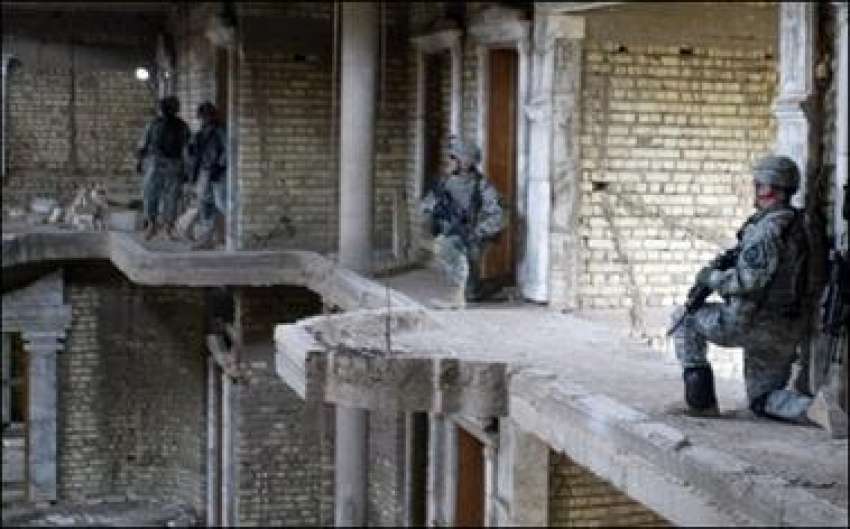 عراق،امریکی فوجی بغداد میں ایک عمارت میں اسلحہ کی تلاش کیلئے ..