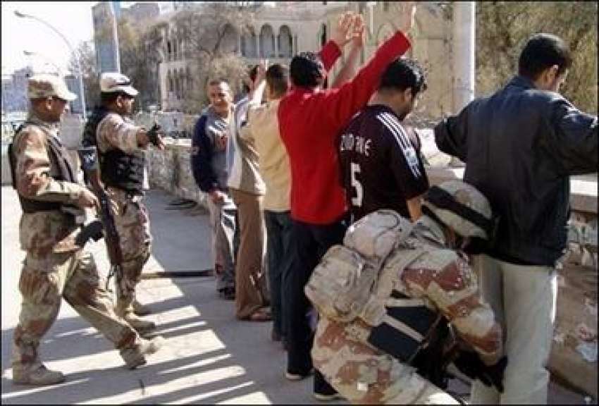 بغداد،عراقی فوجی سرچ آپریشن میں لوگوں کی تلاشی لے رہے ہیں۔