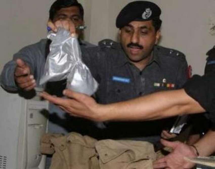 حیدر آباد،پولیس اہلکار ملزموں سے برآمد کردہ دھماکہ خیز ..