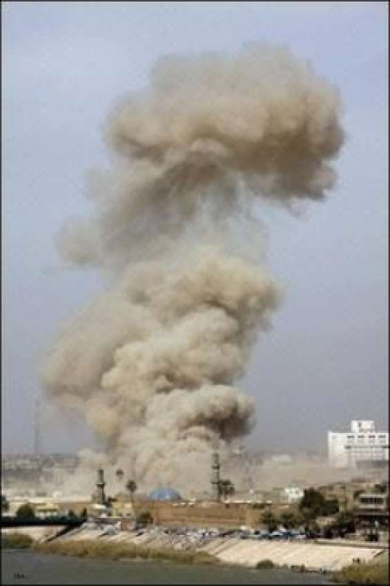 بغداد ، کار بم دھماکے میں تباہ ہونے والی مارکیٹ سے دھویں ..