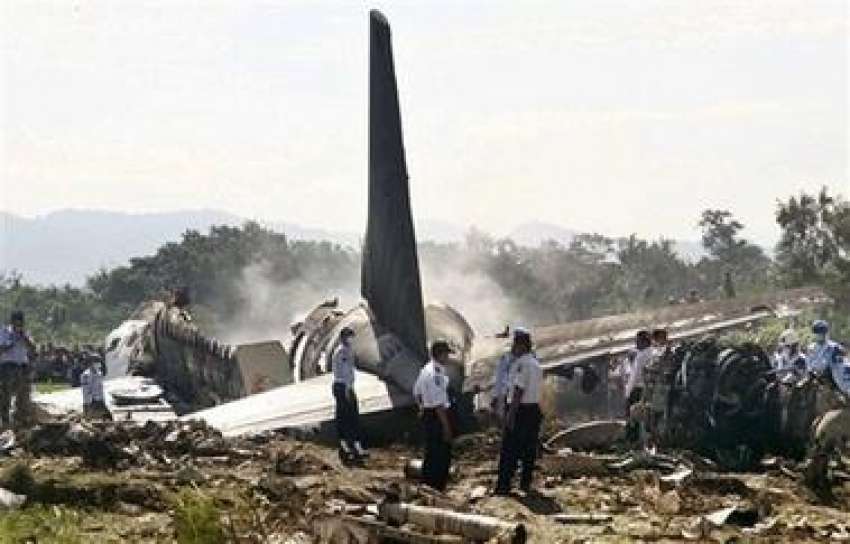 جکارتہ،  لینڈنگ کے دوران تباہ ہونیوالا انڈونیشین طیارہ۔