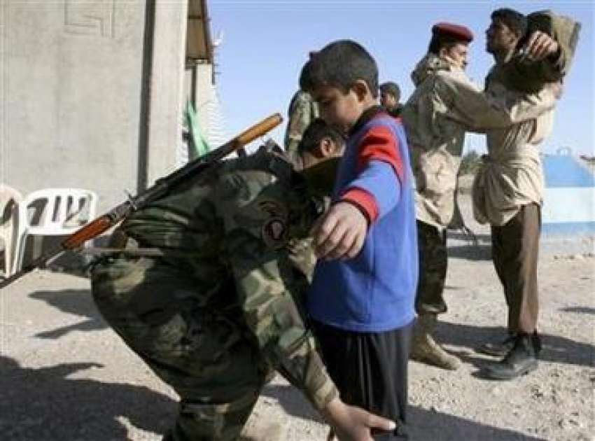 کربلا،ایک فوجی عراقی بچے کی کربلا میں داخلے سے قبل تلاشی ..