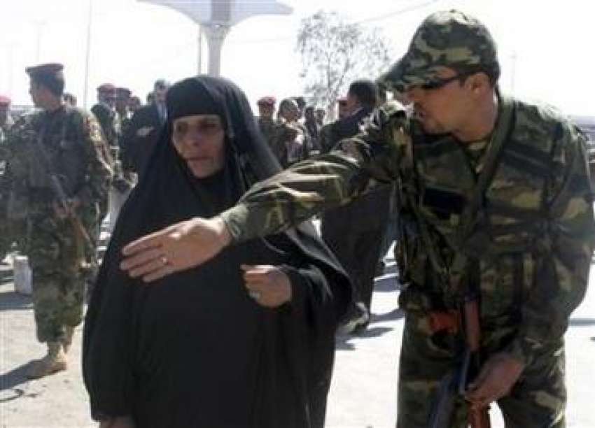 کربلا،ایک عراقی فوجی خاتون کو کربلا کے جانب جانیوالے راستے ..